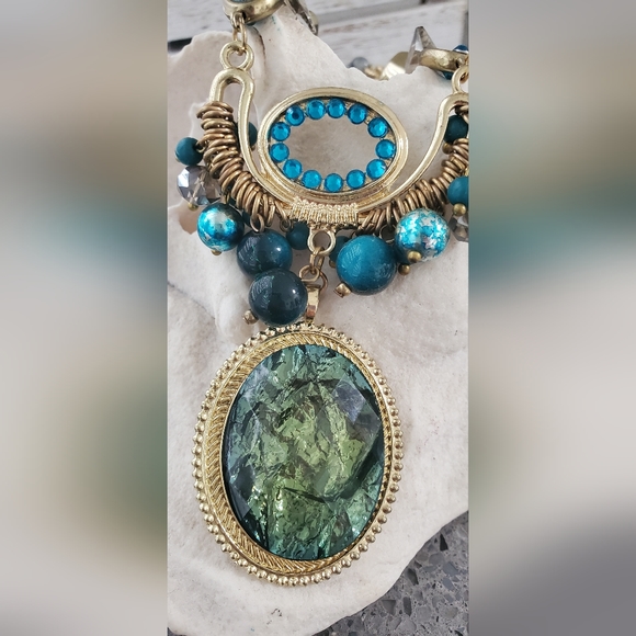Raw Emerald Large Oval Pendant Necklace on Gold Chain with blue toned beads NWOT - Picture 1 of 4